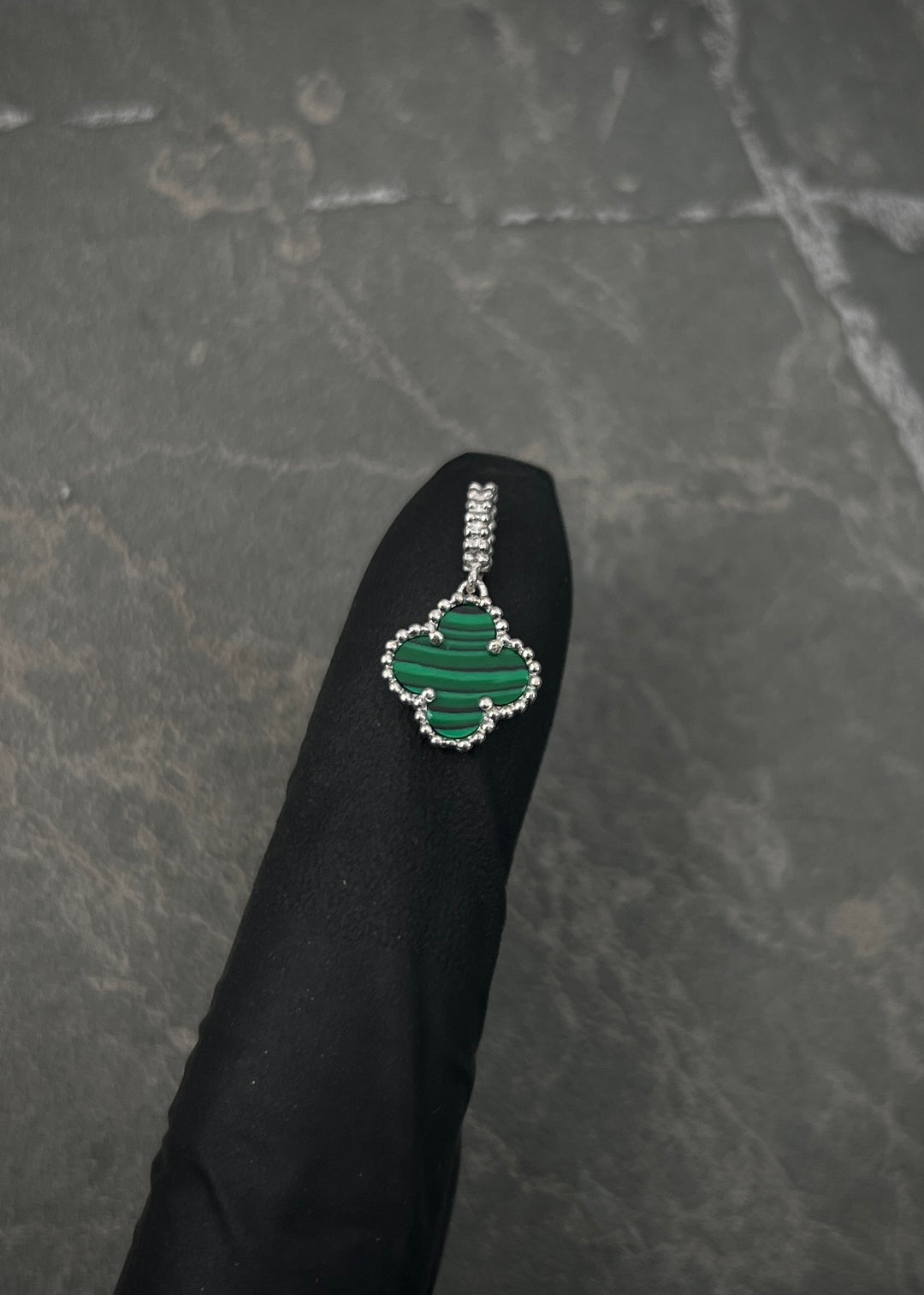 Dije lucky clover piedra verde 0.9gr / Largo 1.5cm — Oro Blanco