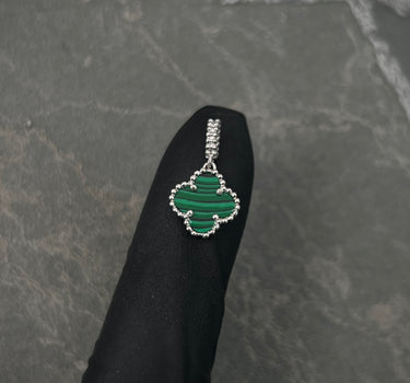 Dije lucky clover piedra verde 0.9gr / Largo 1.5cm / Oro Blanco Nac M