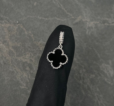 Dije lucky clover piedra negra 0.95gr / Largo 1.6cm / Oro Blanco Nac B