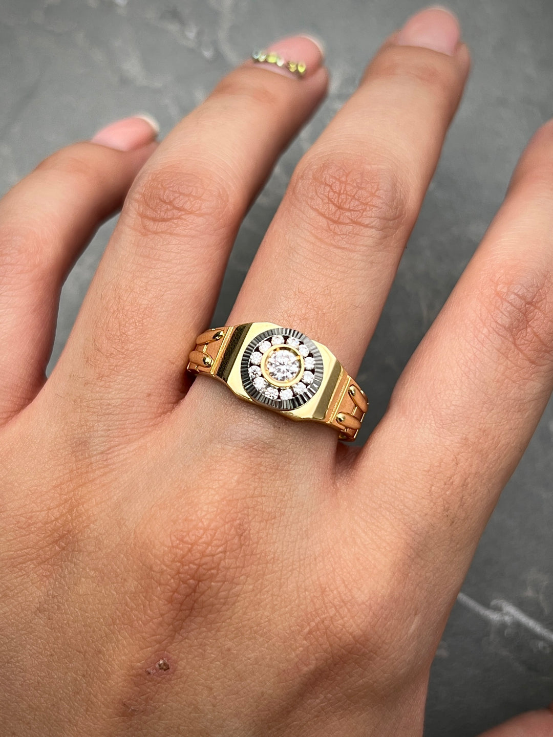 Anillo Con Swarovski Cental Y Laterales Blancos 5.9gr / Talla 10 3/4 — Oro Amarillo