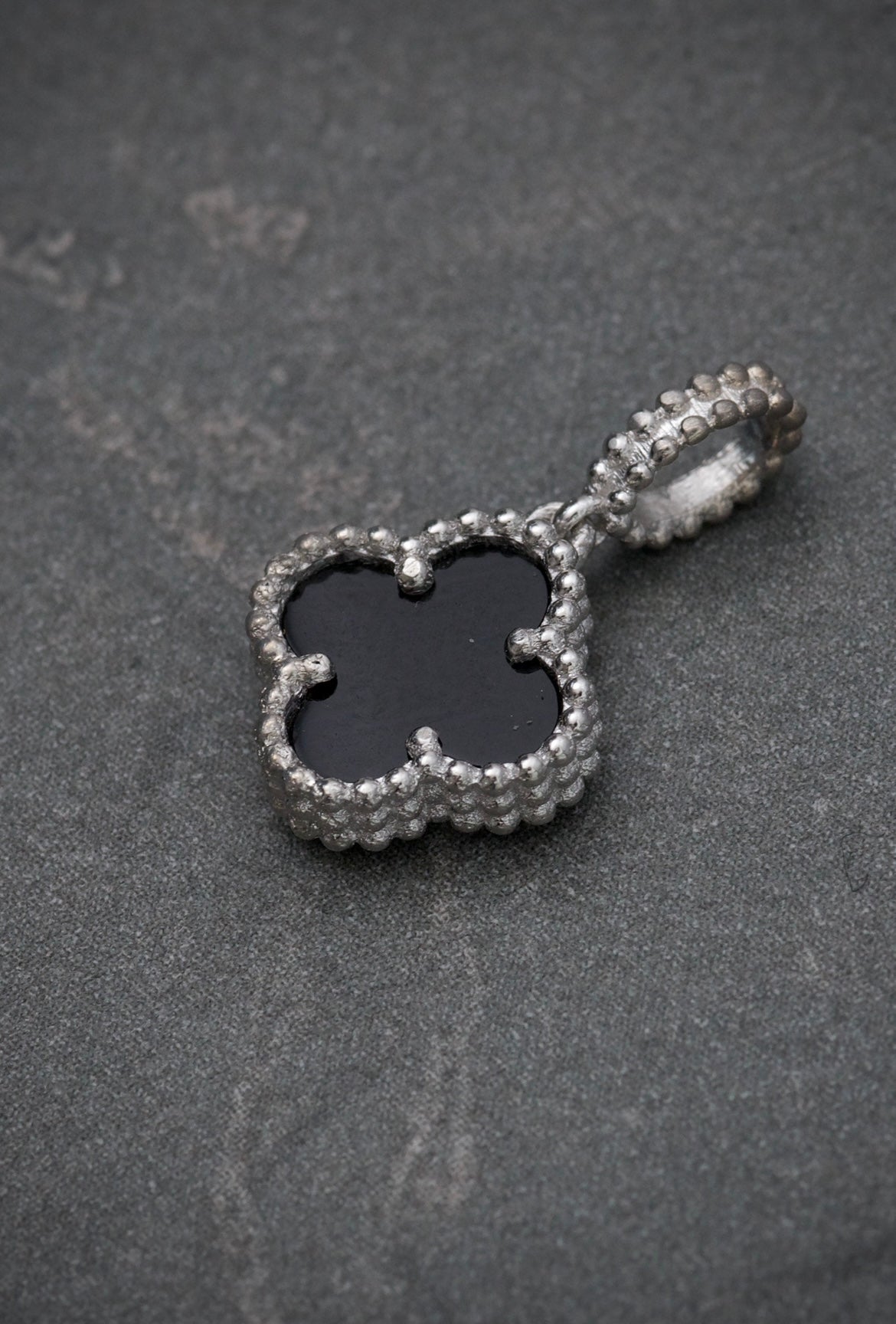 Dije lucky clover 1gr / 1.5cm / Oro Blanco Nac M