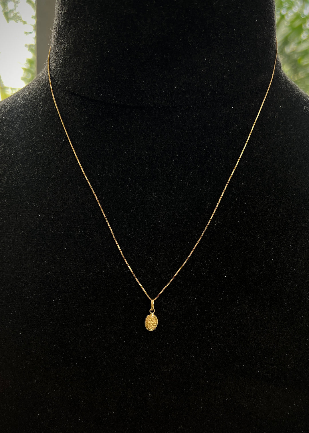 Dije virgen del carmen 0.35gr / Largo 1.5cm — Oro Amarillo
