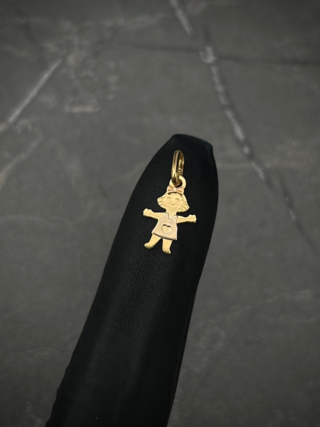 Dije Niña  0.4gr / Largo 1.6cm — Oro Amarillo