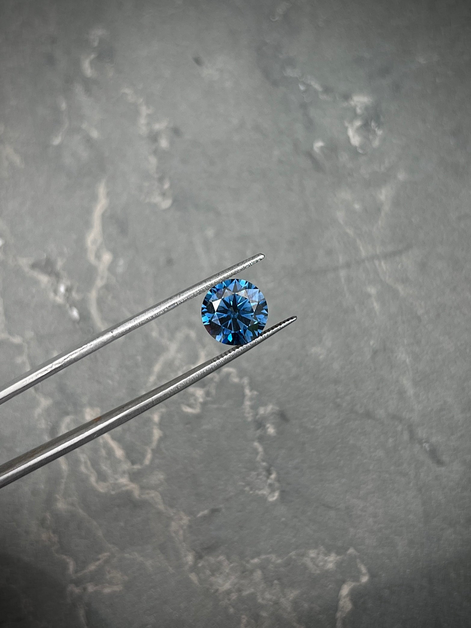 Moissanita Redonda Azul Con 300Pts Largo 0.9cm / (Joya) B