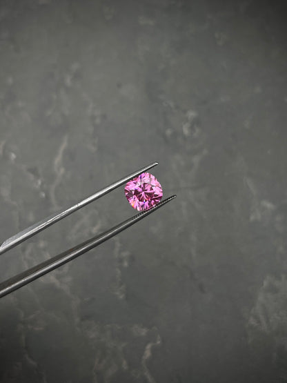 Moissanita Cuadrada Rosada Con 350Pts Largo 0.9cm / (Joya) B
