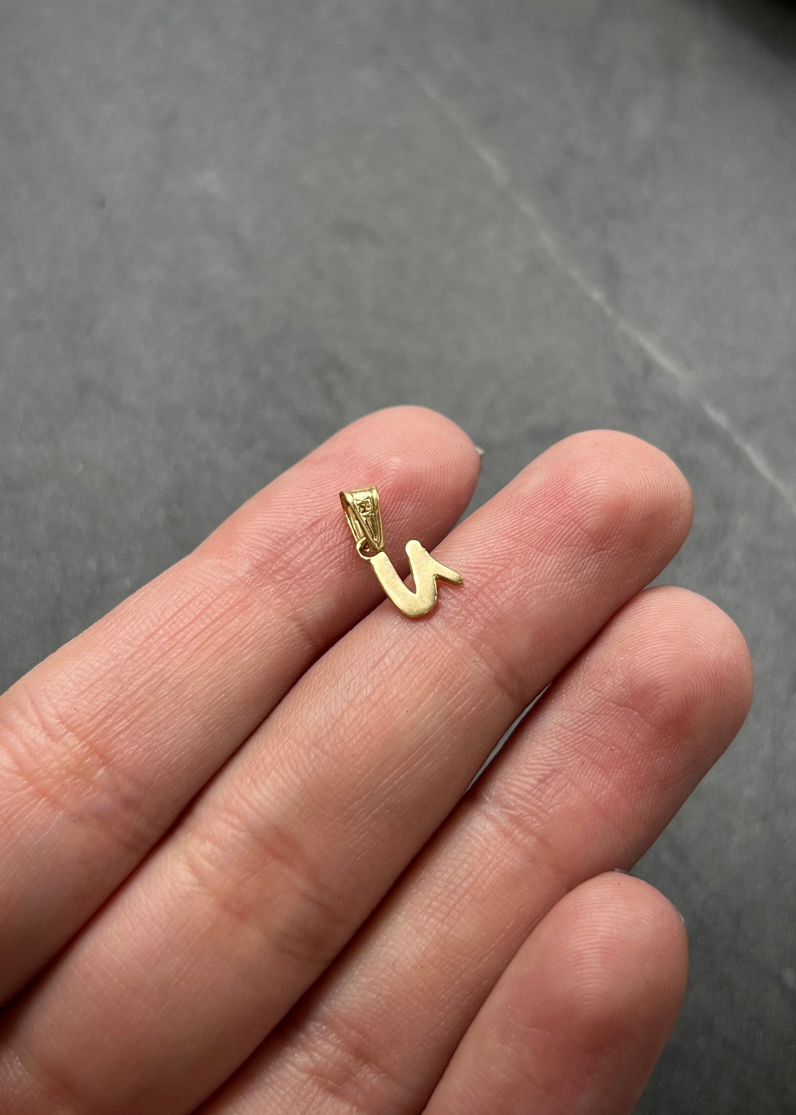 Dije de letra U liso 0.3gr / 1.6cm / Oro Amarillo Nac B