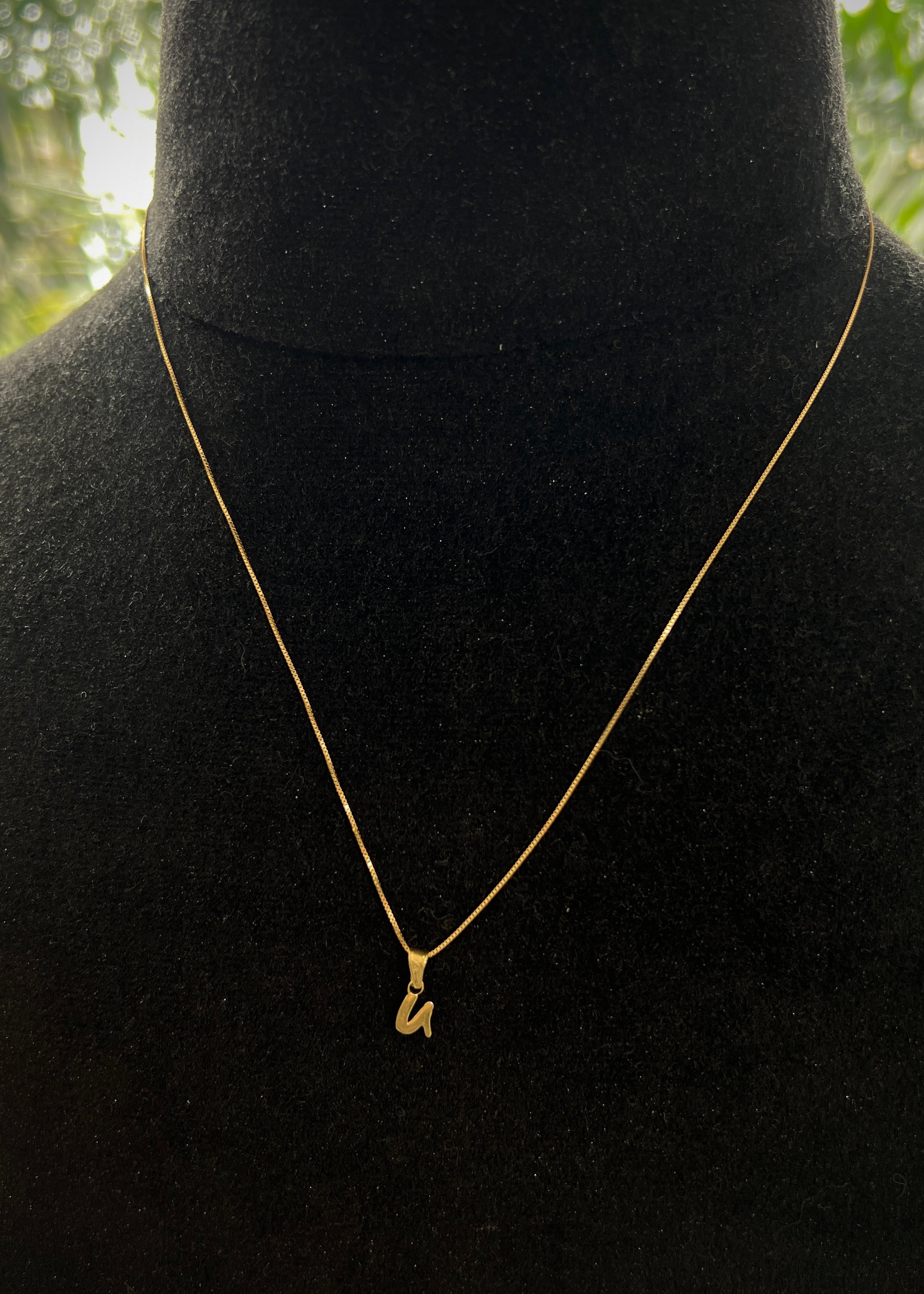 Dije de letra U liso 0.3gr / 1.6cm / Oro Amarillo Nac B