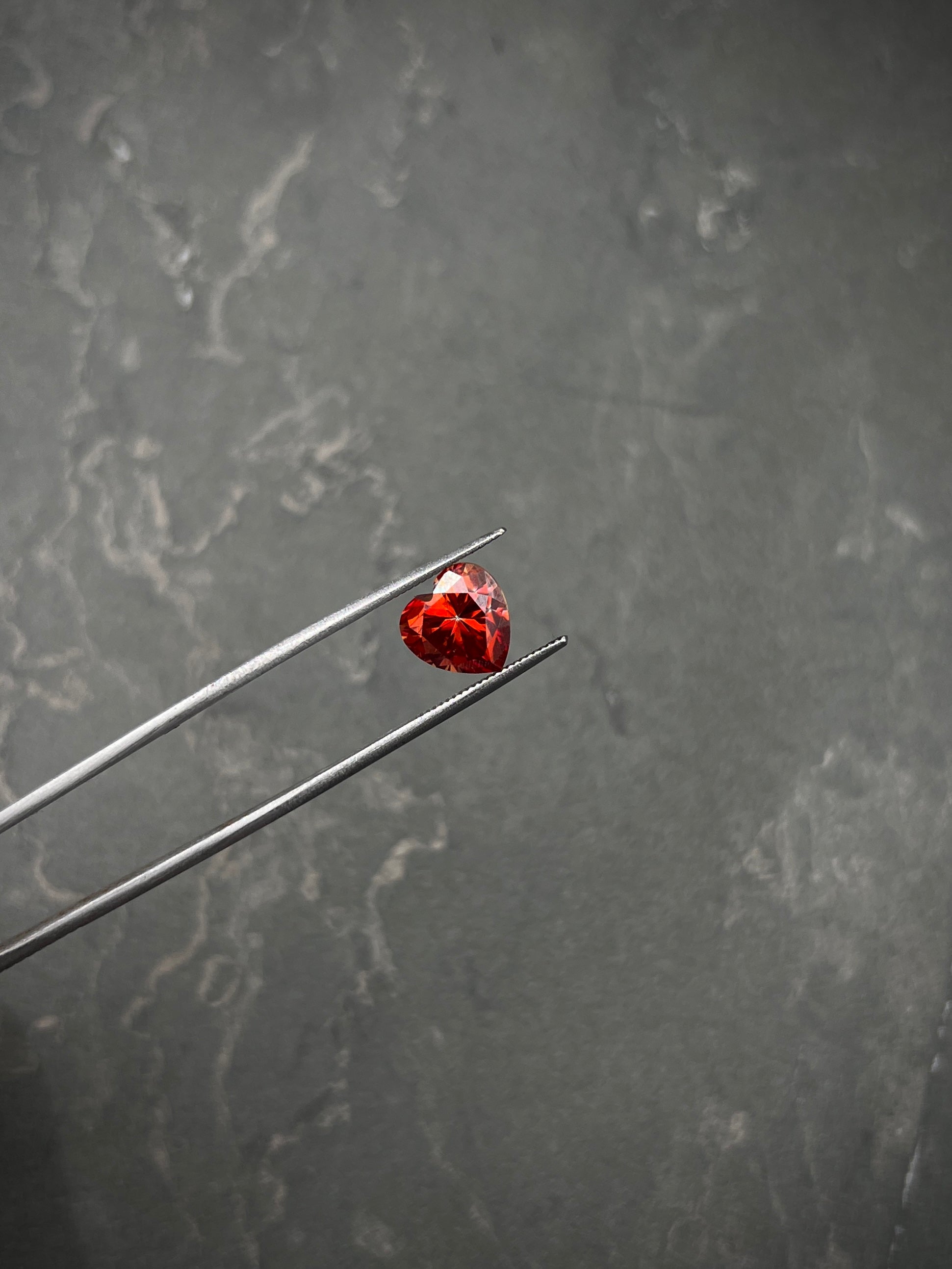 Moissanita De Corazon Rojo Con 300Pts Largo 0.9cm / (Joya) B