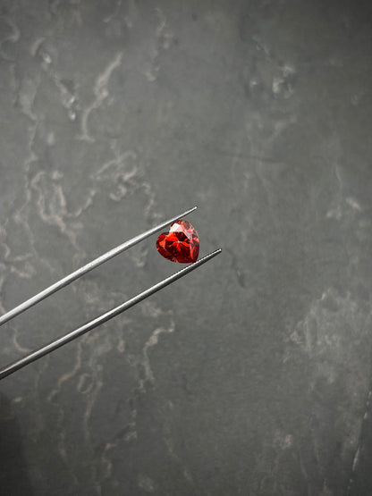Moissanita De Corazon Rojo Con 300Pts Largo 0.9cm / (Joya) B