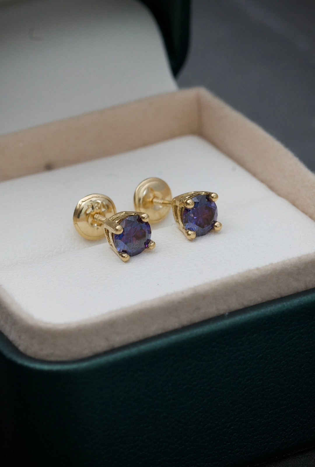 Topos con 90 pts de moissanita morada 1.25gr — Oro Amarillo