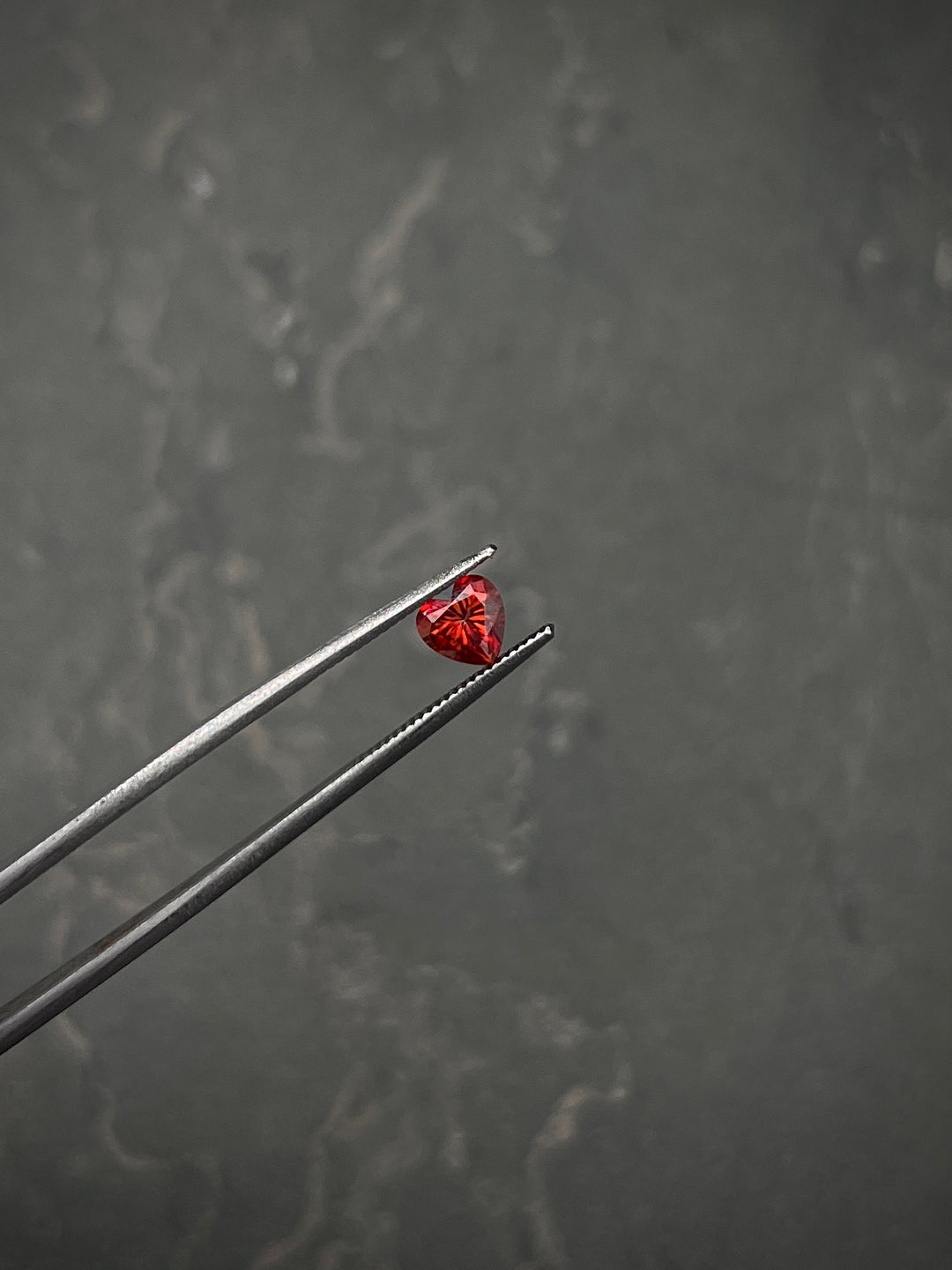 Moissanita De Corazon Rojo Con 80Pts Largo 0.6cm / — Oro Amarillo