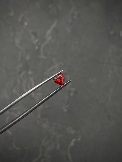 Moissanita De Corazon Rojo Con 120Pts Largo 0.7cm / (Joya) B