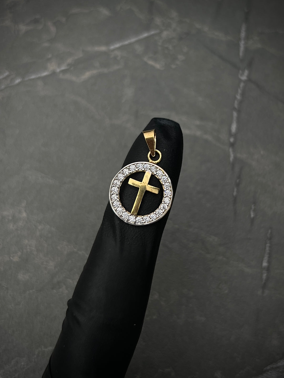 Dije Medalla Cruz Con Swarovski Blanco 1.4gr / Largo 2.2cm — Oro Amarillo