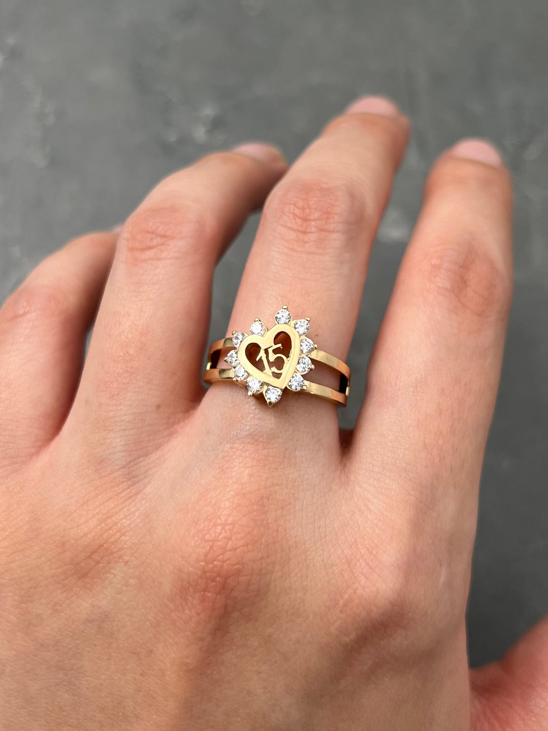 Anillo 15s con swarovski blanco 3.85gr / Talla 5 1/2 — Oro Amarillo