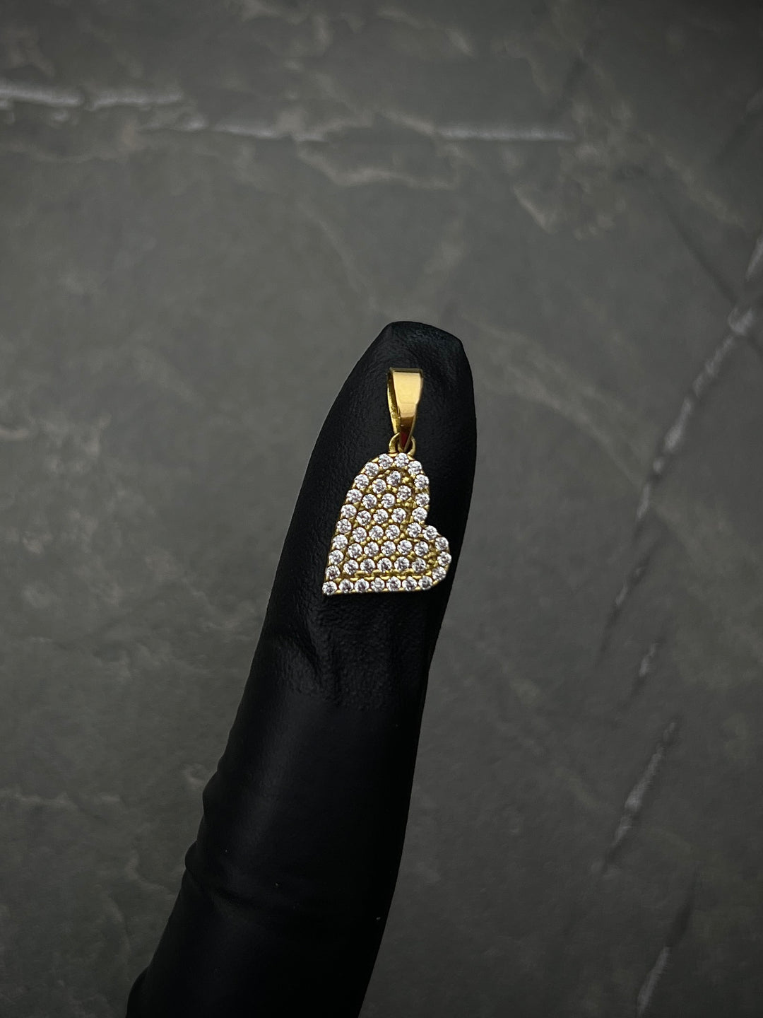 Dije Corazon Con Swarovski Blanco 1.3gr / Largo 2.0cm — Oro Amarillo