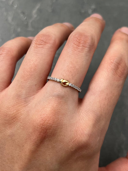 Anillo con swarovski blanco 1.35gr / Talla 5 1/4 / Oro Amarillo Nac M