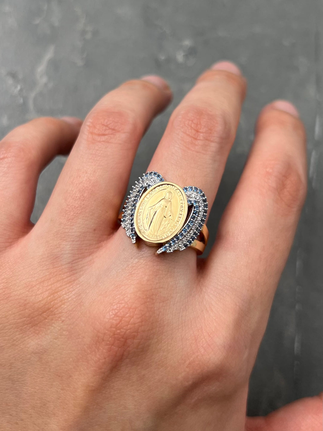 Anillo virgen de la milagrosa con swarovski azul 6.1gr / Talla 7 1/4 — Oro Amarillo