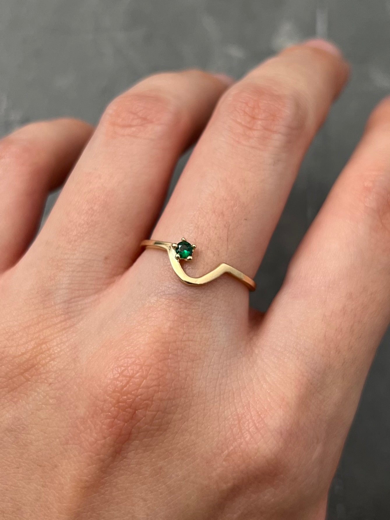 Anillo con swarovski verde 1.25gr / Talla 6 / Oro Amarillo Nac M