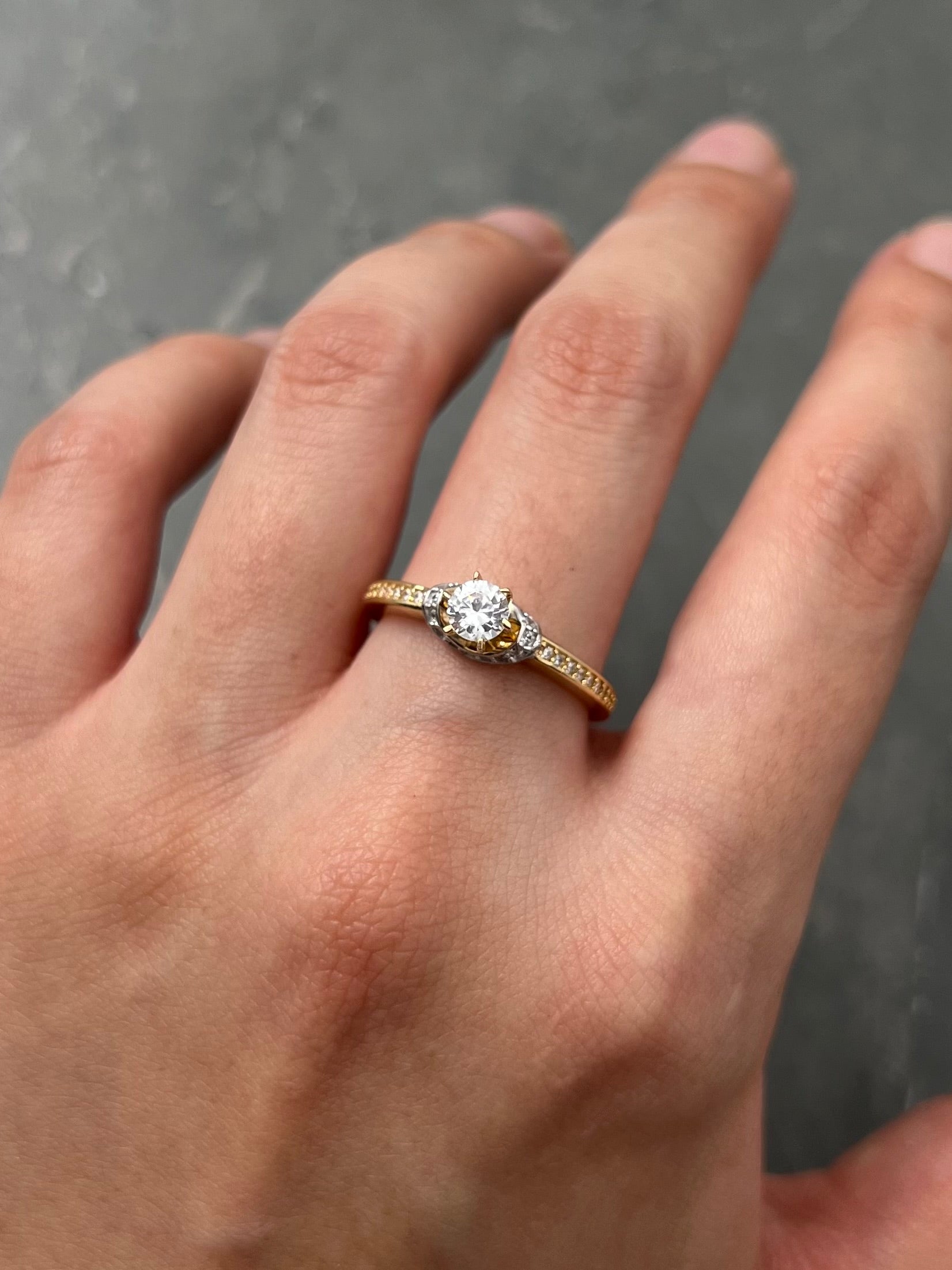 Solitario con swarovski blanco 3.3gr / Talla 7 / Oro Amarillo Nac B