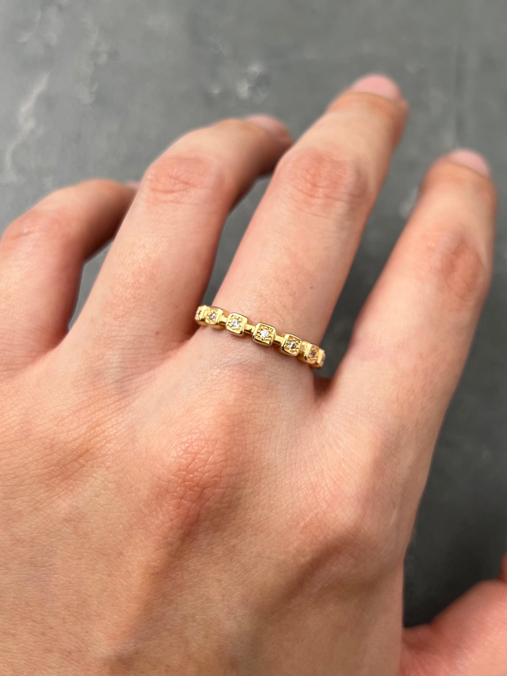 Anillo con swarovski blanco 1.55gr / Talla 6 3/4 / Oro Amarillo Nac M