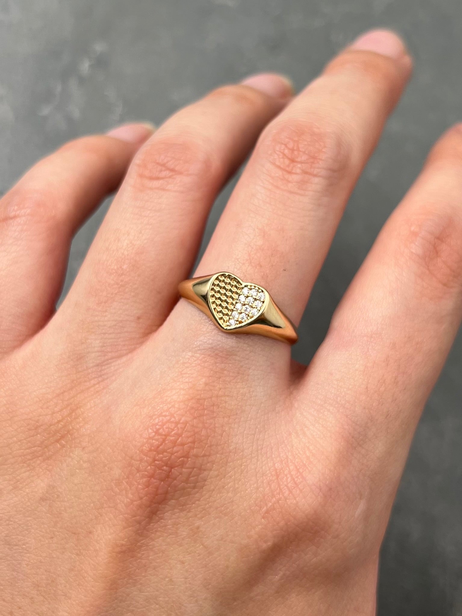 Anillo corazon con swarovski blanco 2.25gr / Talla 6 3/4 / Oro Amarillo Nac B