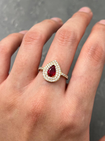 Anillo gota con swarovski rojo y blanco 2.4gr / Talla 6 1/4 / Oro Amarillo Nac B