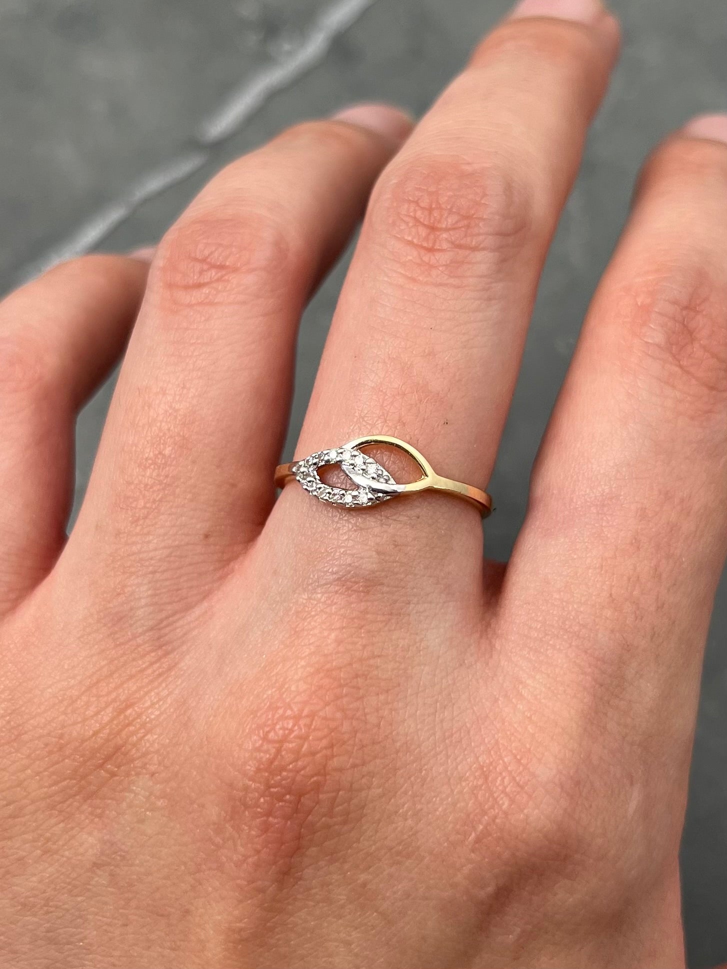 Anillo con swarovski blanco 1.55gr / Talla 5 3/4 / Oro Amarillo Nac B