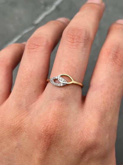 Anillo con swarovski blanco 1.55gr / Talla 5 1/4 / Oro Amarillo Nac M