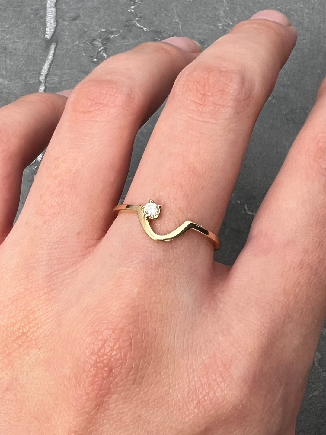 Anillo con swarovski blanco 1.3gr / Talla 6 3/4 — Oro Amarillo