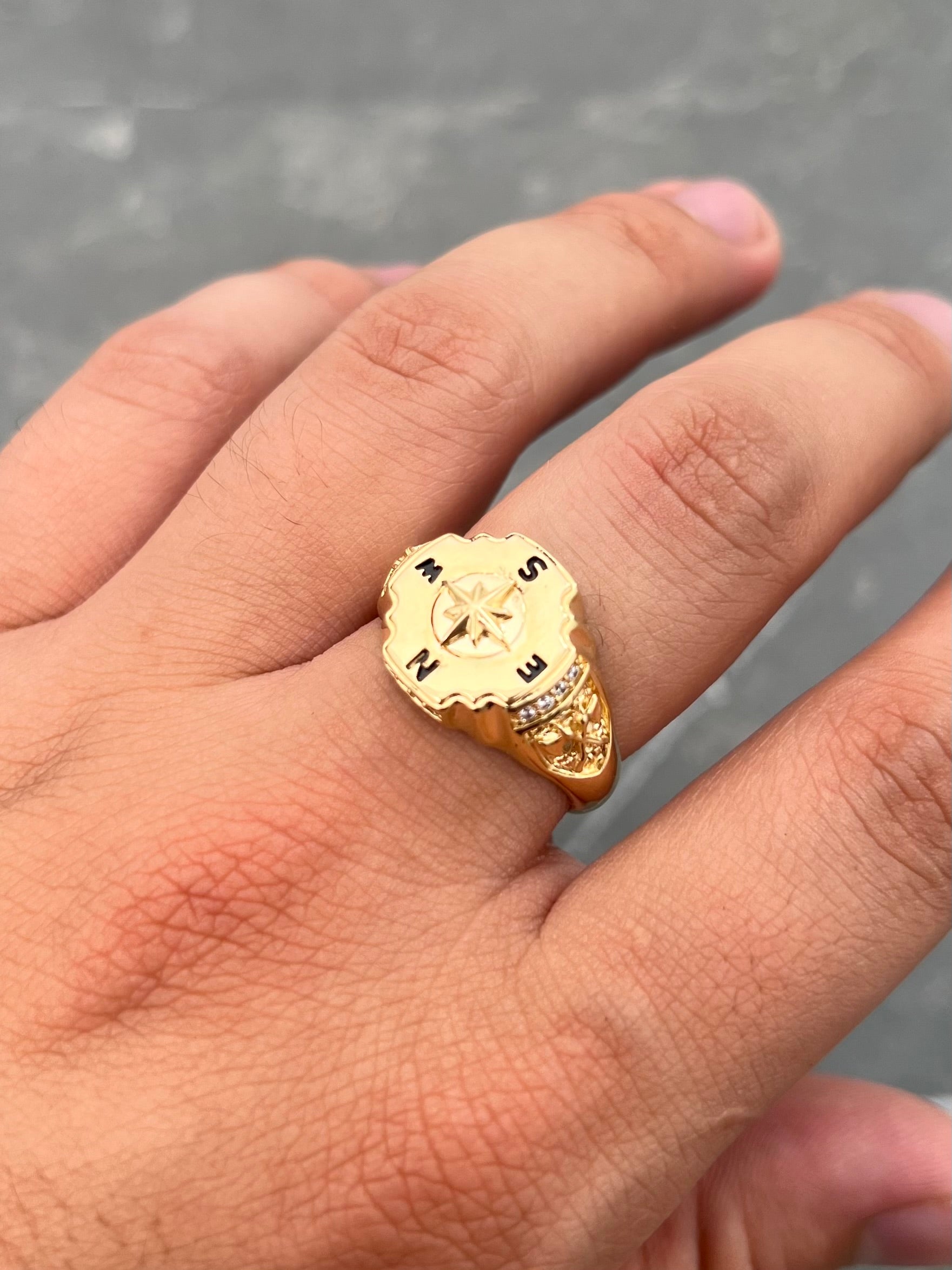 Anillo brujula con swarovski blanco 6.85gr / Talla 9 3/4 / Oro Amarillo Nac B