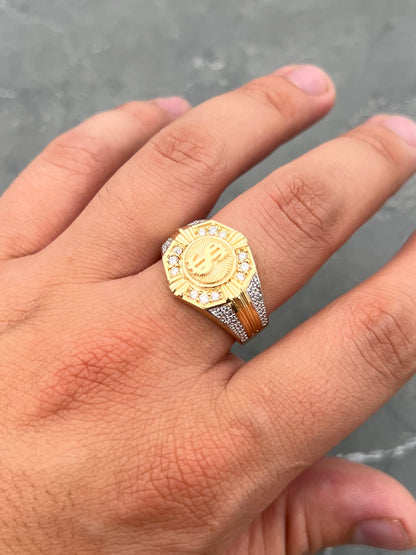Anillo signo peso con swarovski blanco 11.5gr / Talla 10 3/4 / Oro Amarillo Nac B