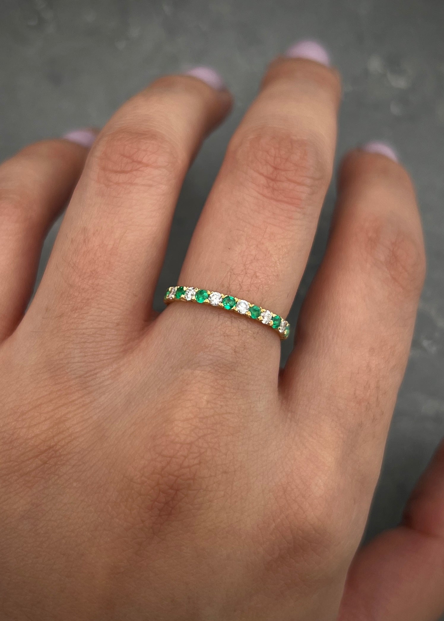 Anillo con 35pts de esmeraldas y 43pts de diamantes 1.25gr / TALLA 5 / Oro Amarillo (Joya) B