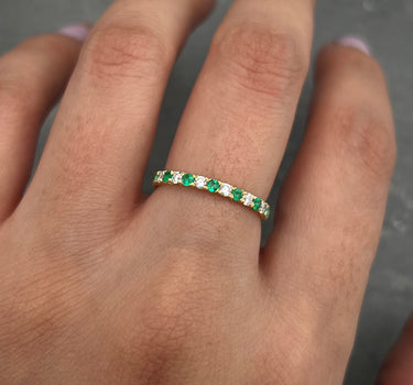 Anillo con 35pts de esmeraldas y 43pts de diamantes 1.25gr / TALLA 5 / Oro Amarillo (Joya) B