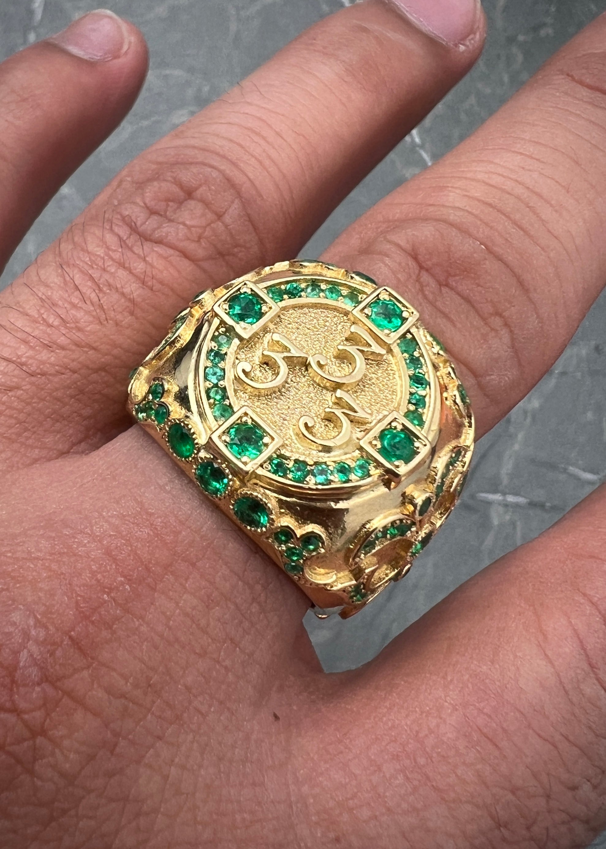 Anillo 333 con 180pts de esmeralda 23.1gr / Talla 10 1/4 / Oro Amarillo (Joya) M