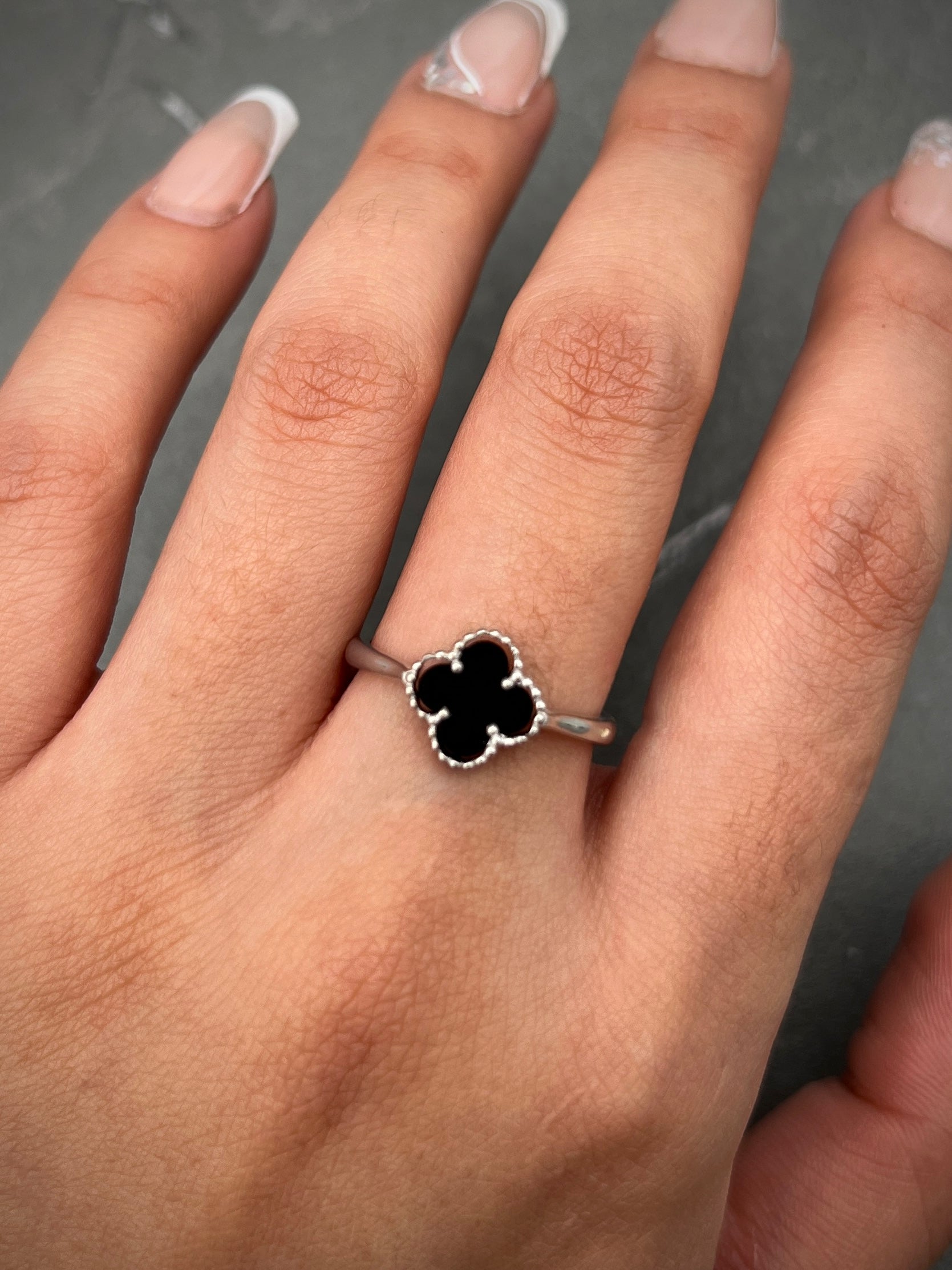 Anillo lucky clover piedra negra 2.8gr / Talla: 7 / Oro Blanco Nac B