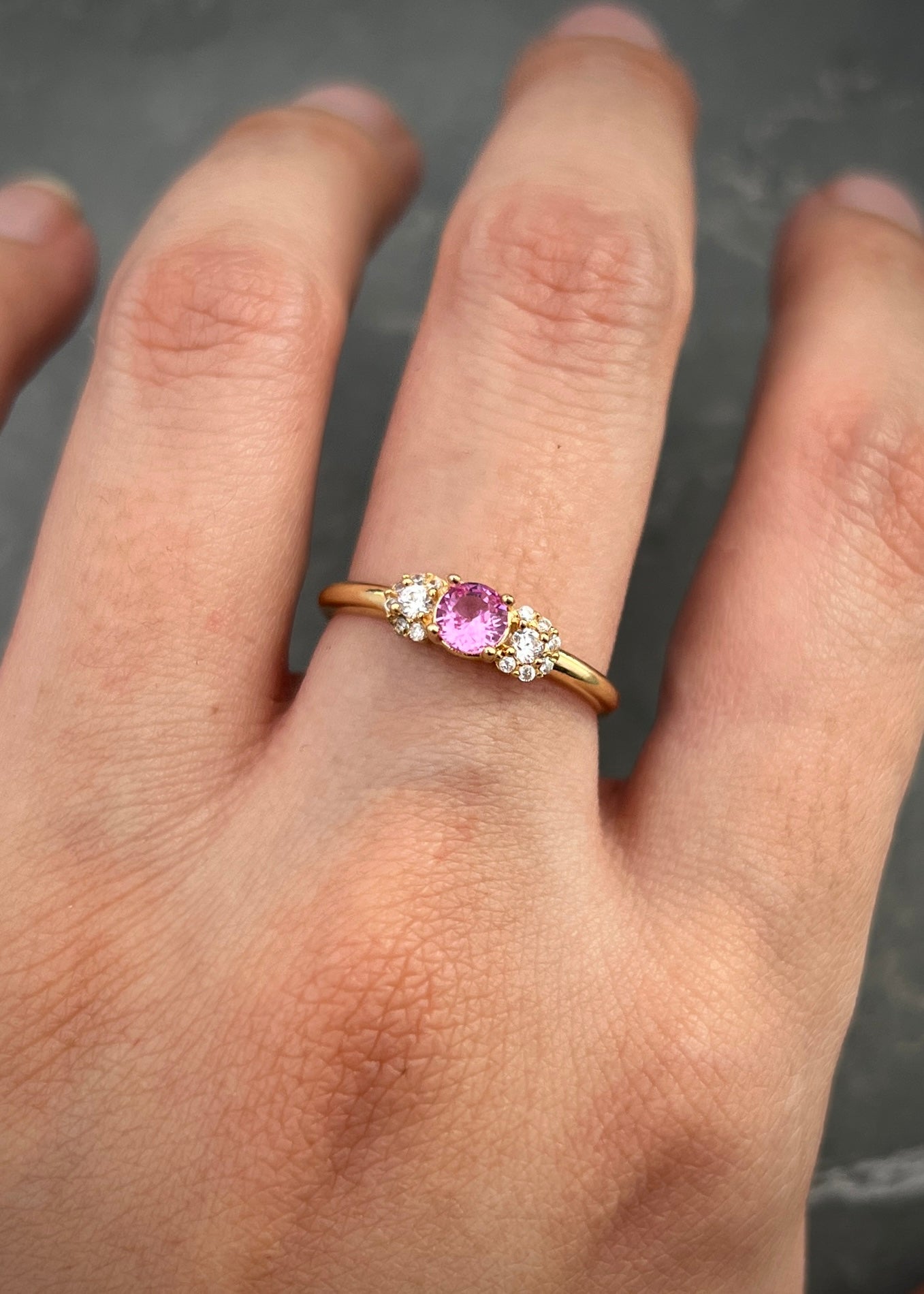 Solitario con swarovski rosado y blanco 1.7gr / Talla 6 1/4 / Oro Amarillo Nac B