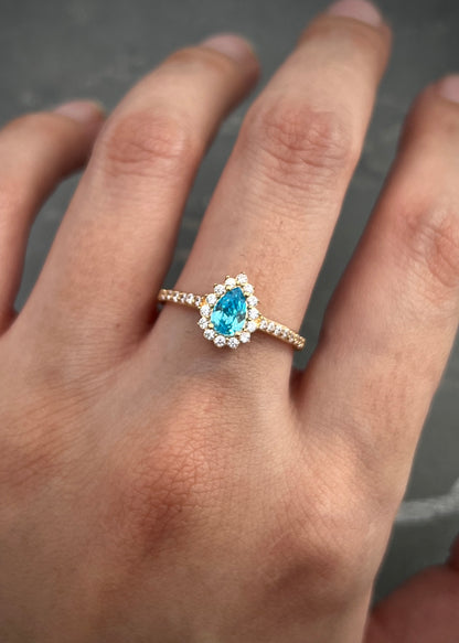 Solitario gota con swarovski azul y blanco 2.25gr / Talla 7 1/4 / Oro Amarillo Nac B