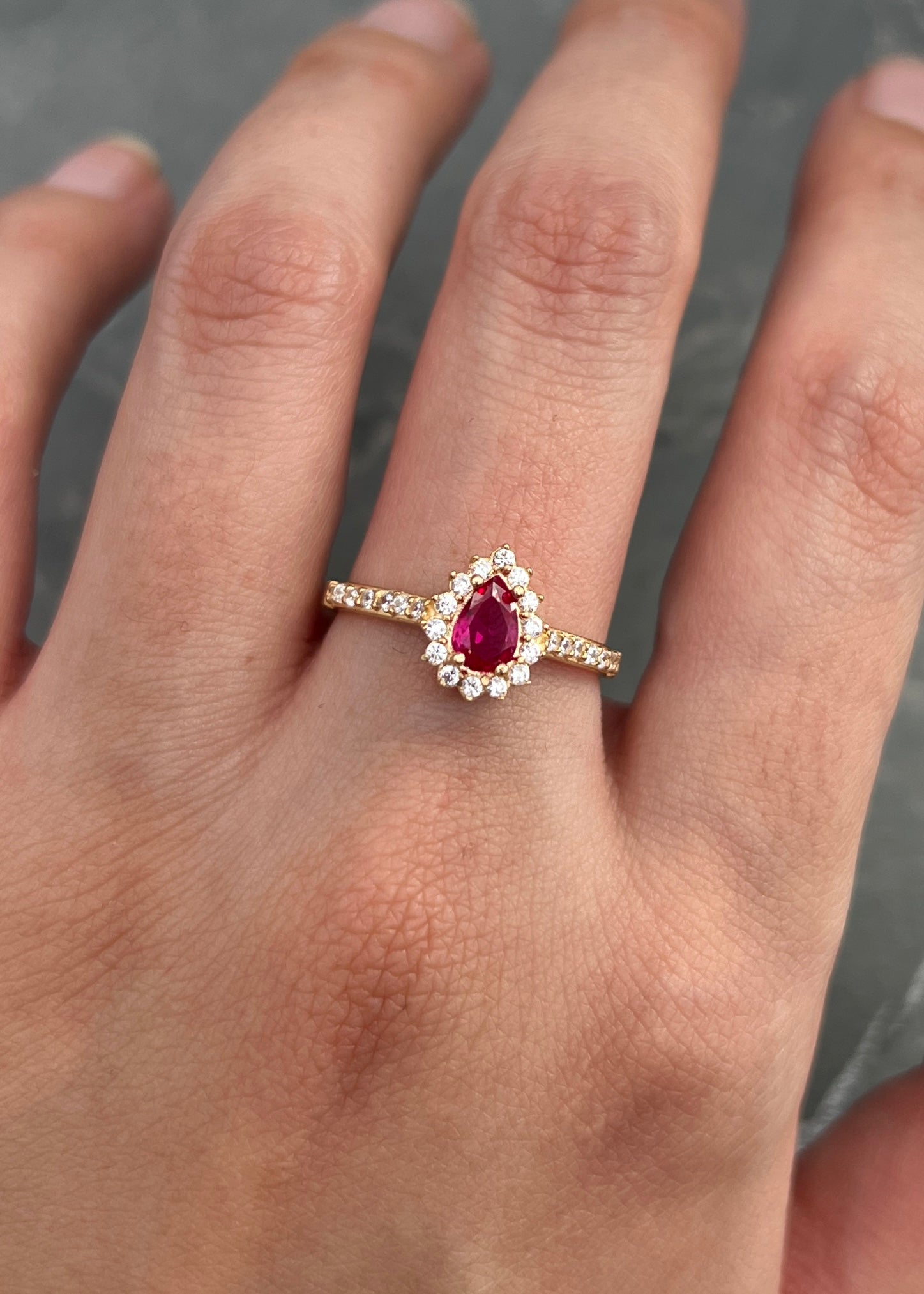 Solitario gota con swarovski fucsia y blanco 2.4gr / Talla 7 / Oro Amarillo Nac B