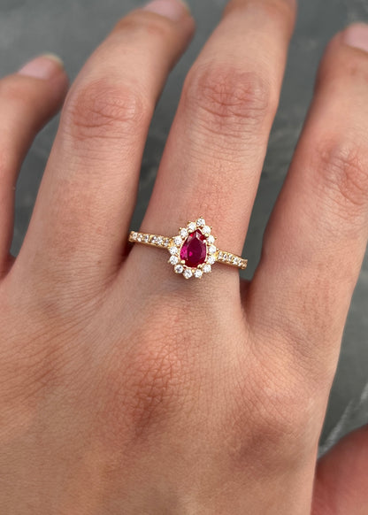 Solitario gota con swarovski fucsia y blanco 2.4gr / Talla 7 / Oro Amarillo Nac B