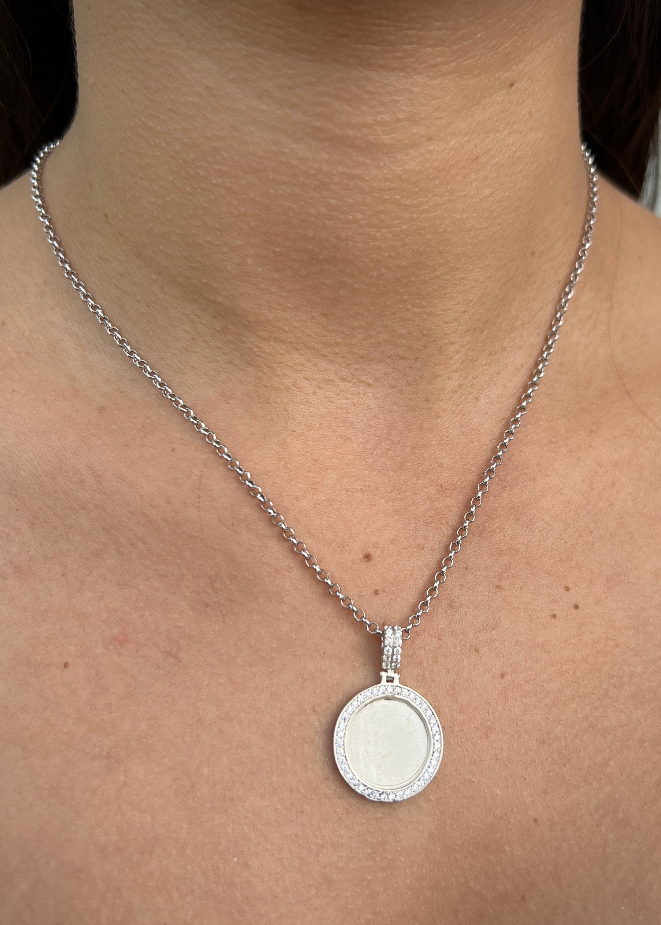 Dije placa con swarovski blanco 2.8gr / Largo 2.8cm / Plata M