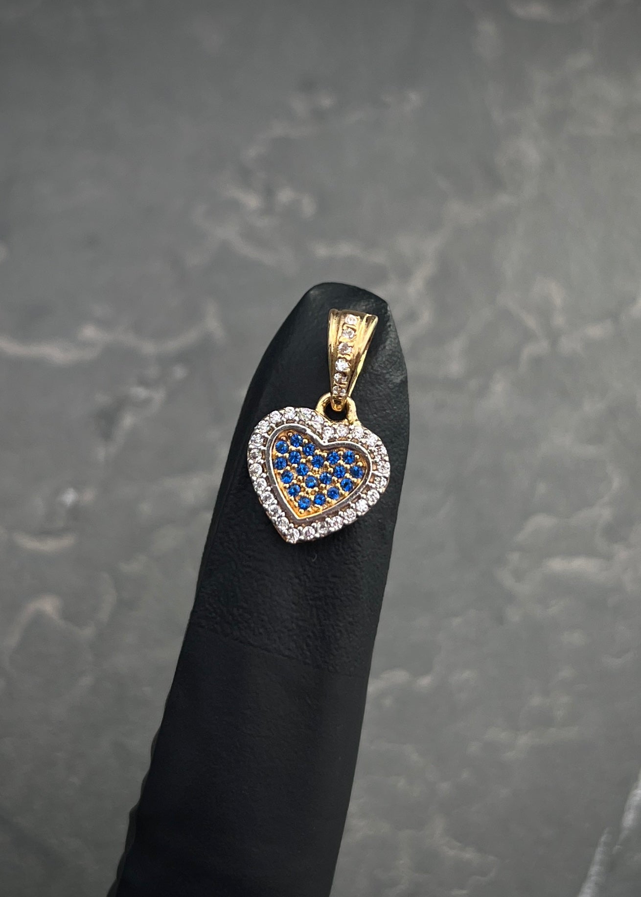 Dije corazon con swarovski blanco y azul  1.6gr / Largo 1.8cm / Oro Amarillo Nac B