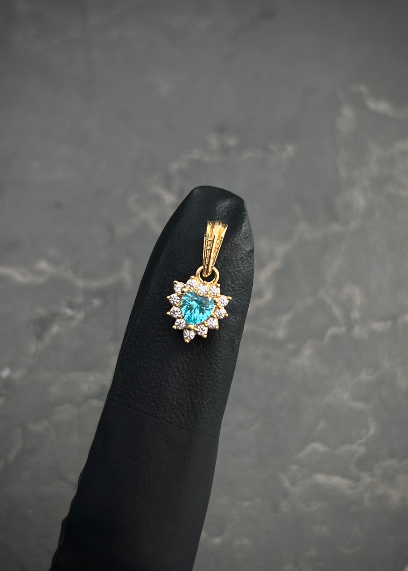 Dije corazon con swarovski azul y blanco 1.2gr / Largo 1.4cm / Oro Amarillo Nac B