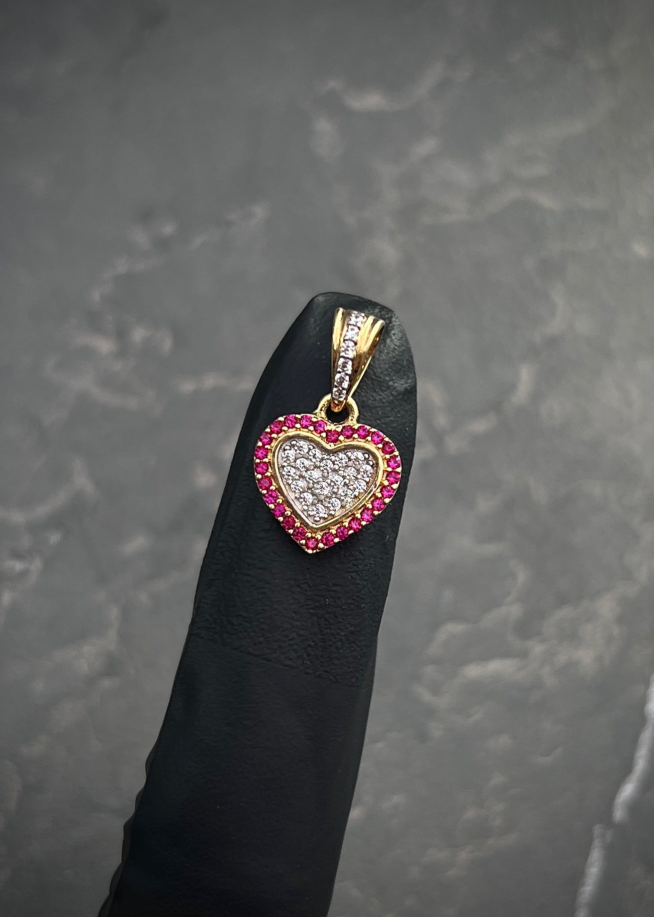 Dije corazon con swarovski fucsia y blanco 1.4gr / Largo 1.8cm / Oro Amarillo Nac B