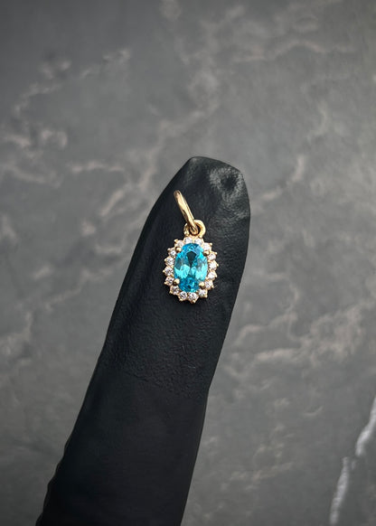 Dije ovalado con swarovski azul y blanco 0.65gr / Largo 1.4cm / Oro Amarillo Nac B