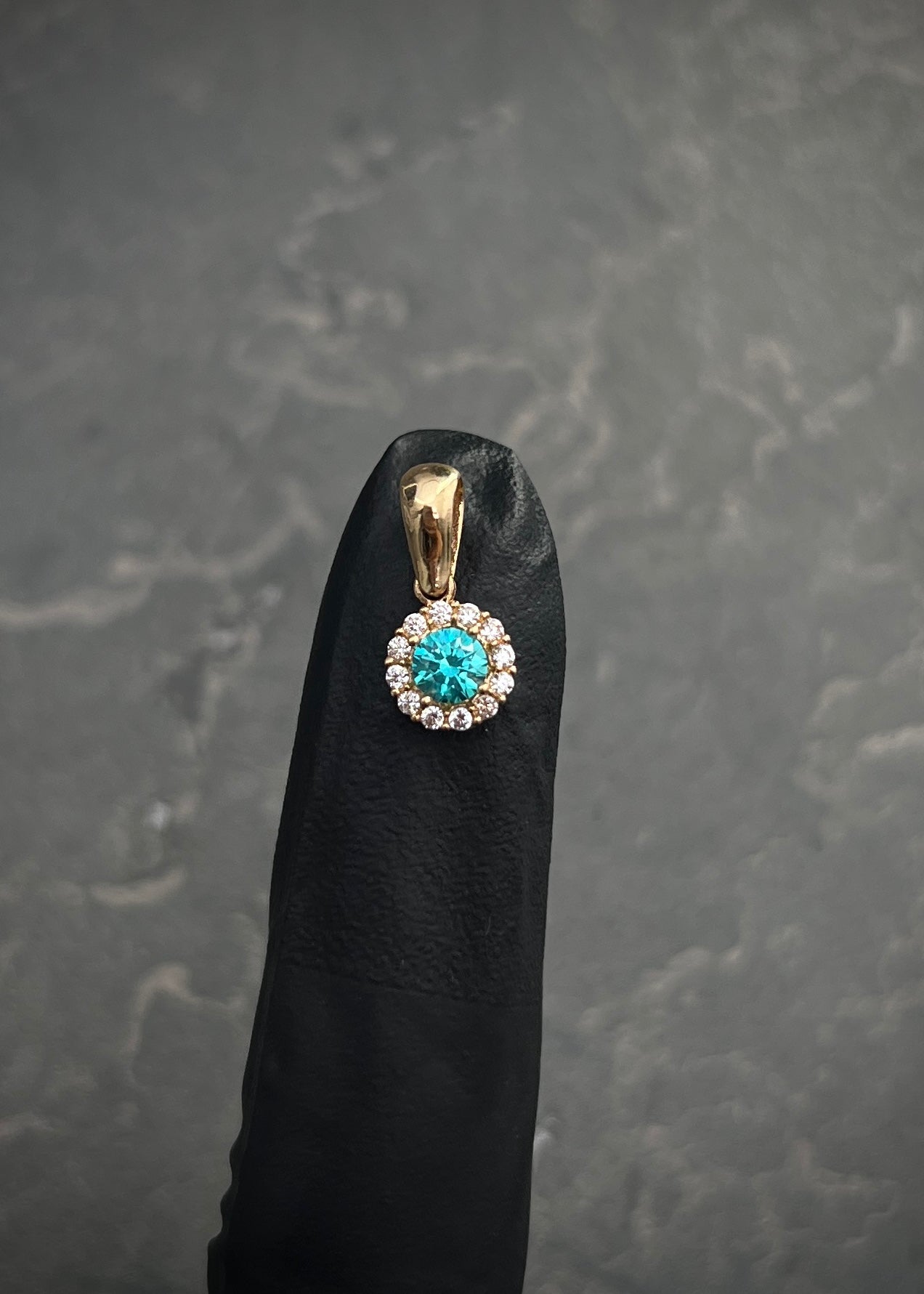 Dije flor con swarovski azul y blanco 0.9gr / Largo 1.4cm / Oro Amarillo Nac B