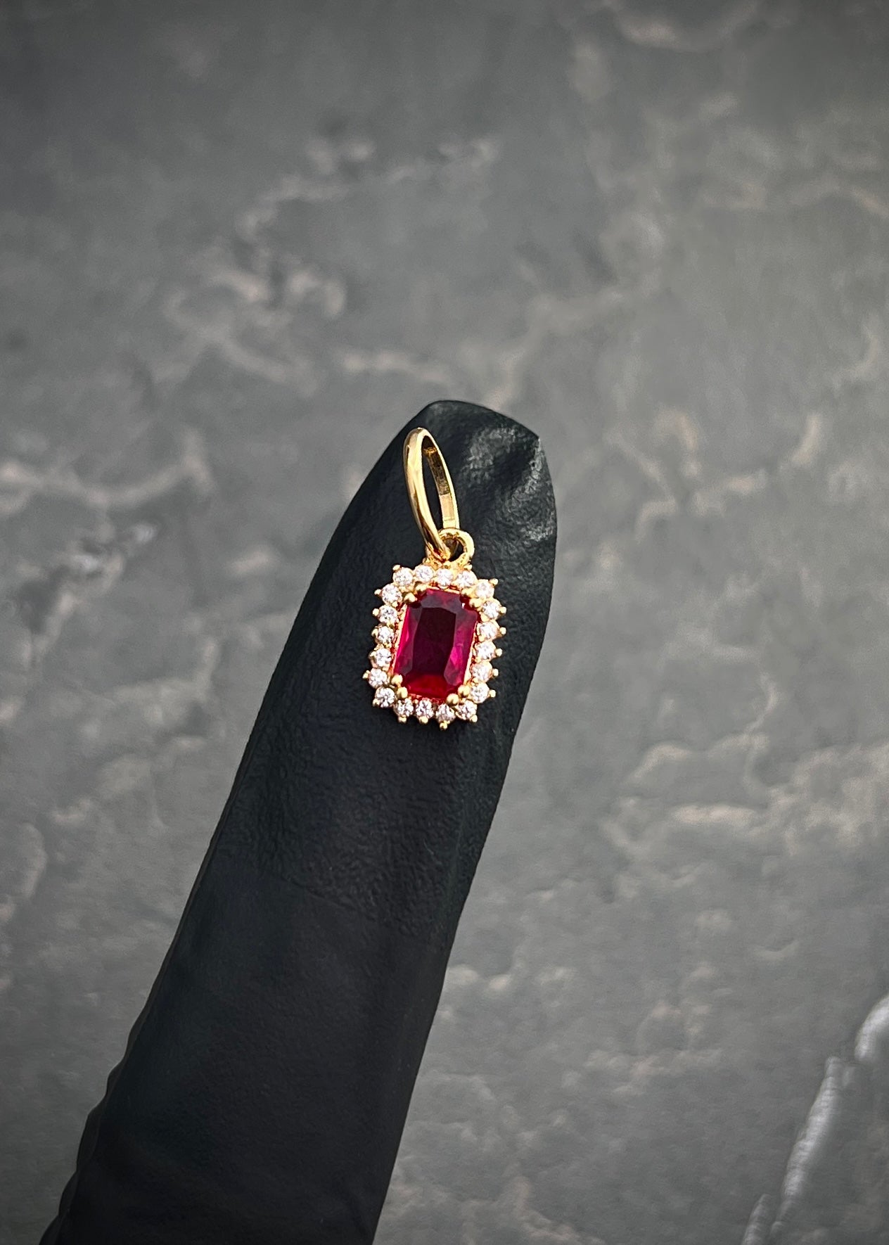 Dije con swarovski fucsia y blanco 0.9gr / Largo 1.7cm / Oro Amarillo Nac B