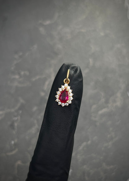 Dije gota con swarovski fucsia y blanco 0.7gr / Largo 1.5cm / Oro Amarillo Nac B