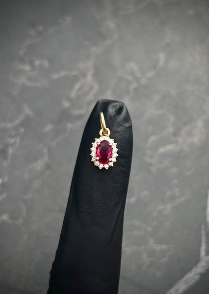 Dije ovalado con swarovski fucsia y blanco 0.6gr / Largo 1.4cm / Oro Amarillo Nac B