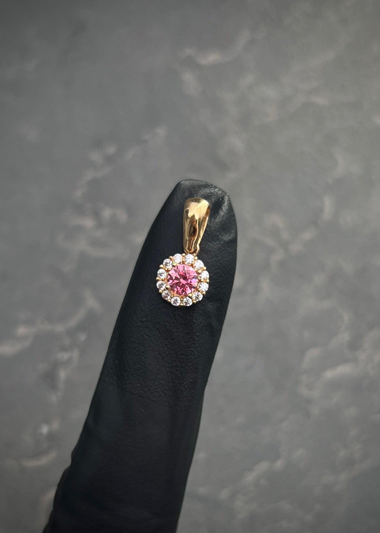 Dije flor con swarovski rosado y blanco 0.9gr / Largo 1.3cm / Oro Amarillo Nac B