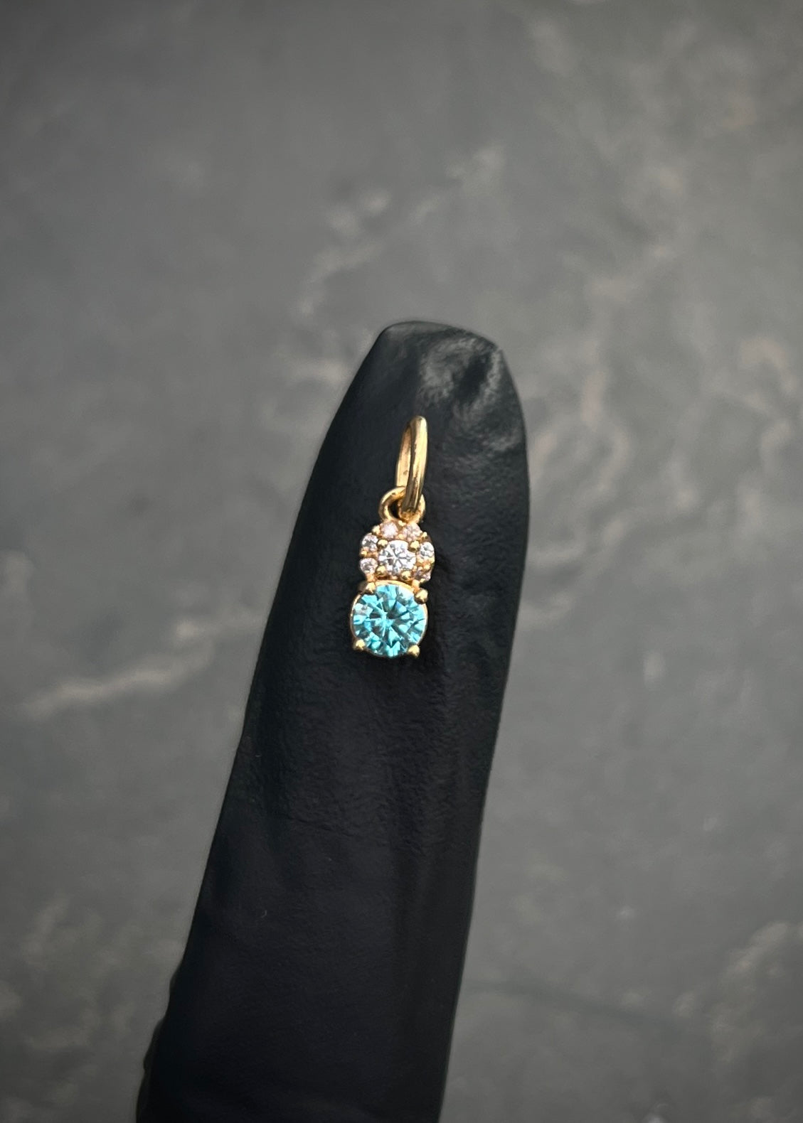 Dije con swarovski azul y blanco 0.6gr / Largo 1.4cm / Oro Amarillo Nac B